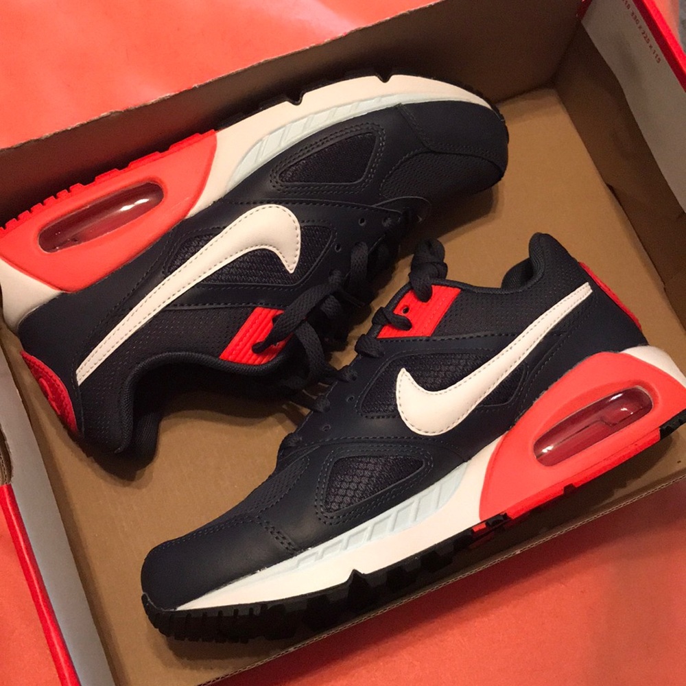 Air Max IVO